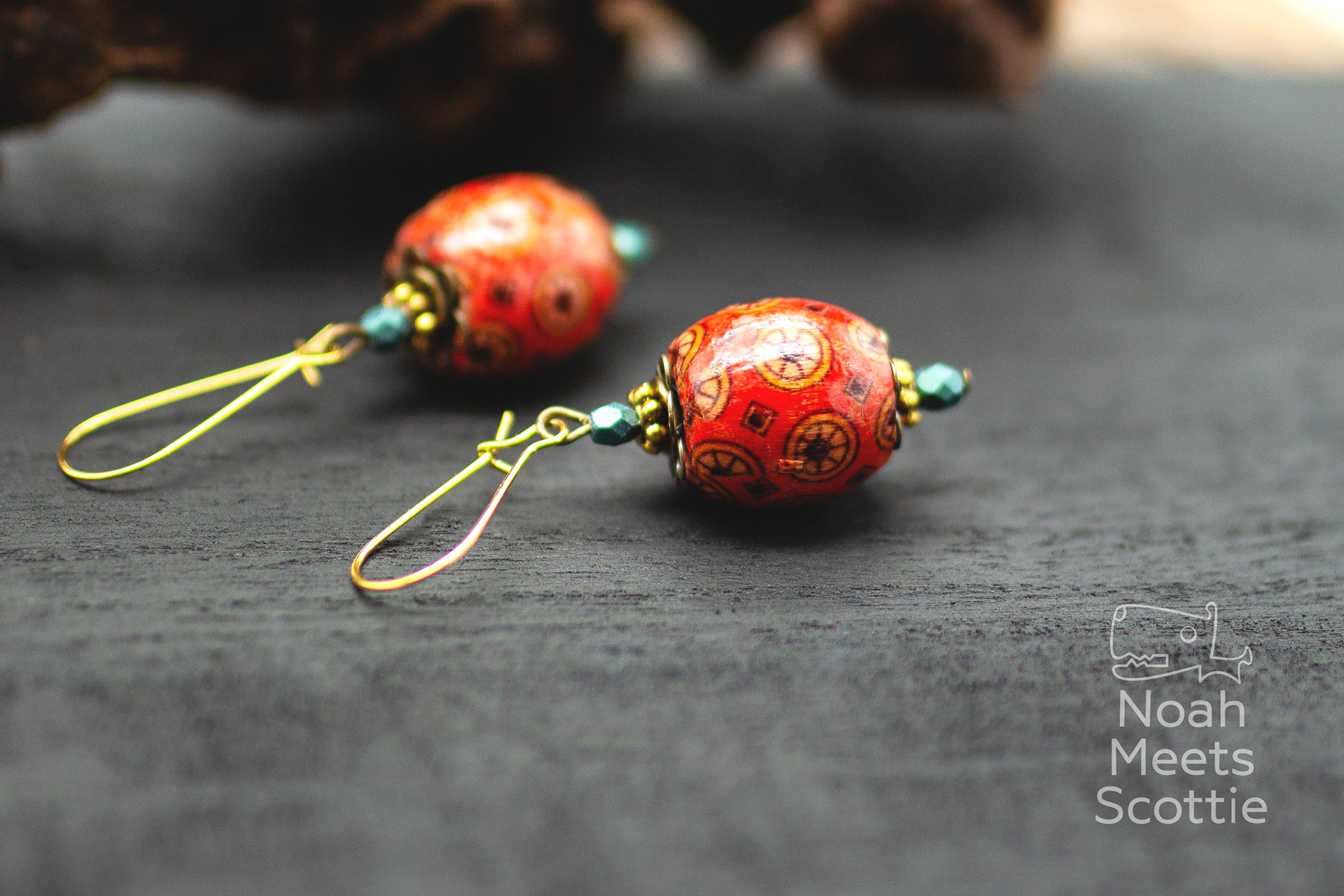 Boho Ohrringe mit roten gemusterten Holzperlen und grünen Perlen Detail