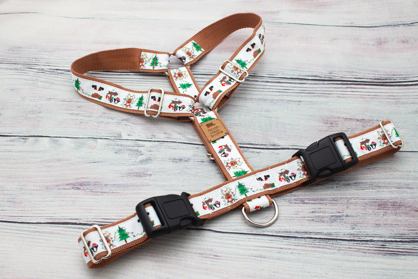 Festliches Hundegeschirr SANTA SQUAD, detailreiche Weihnachtsillustrationen in Rot und Grün