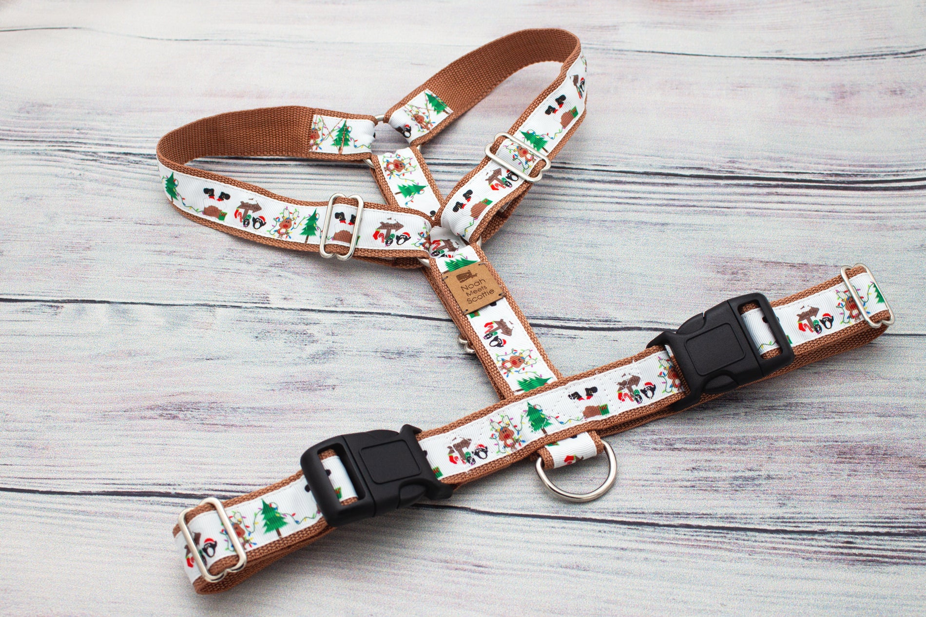 Festliches Hundegeschirr SANTA SQUAD, detailreiche Weihnachtsillustrationen in Rot und Grün