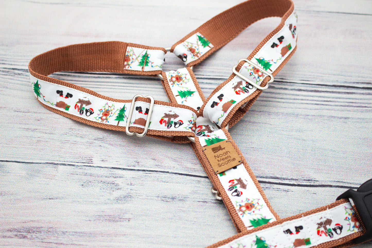 Hundegeschirr SANTA SQUAD mit weihnachtlichen Hundecharakteren und Tannenbäumen