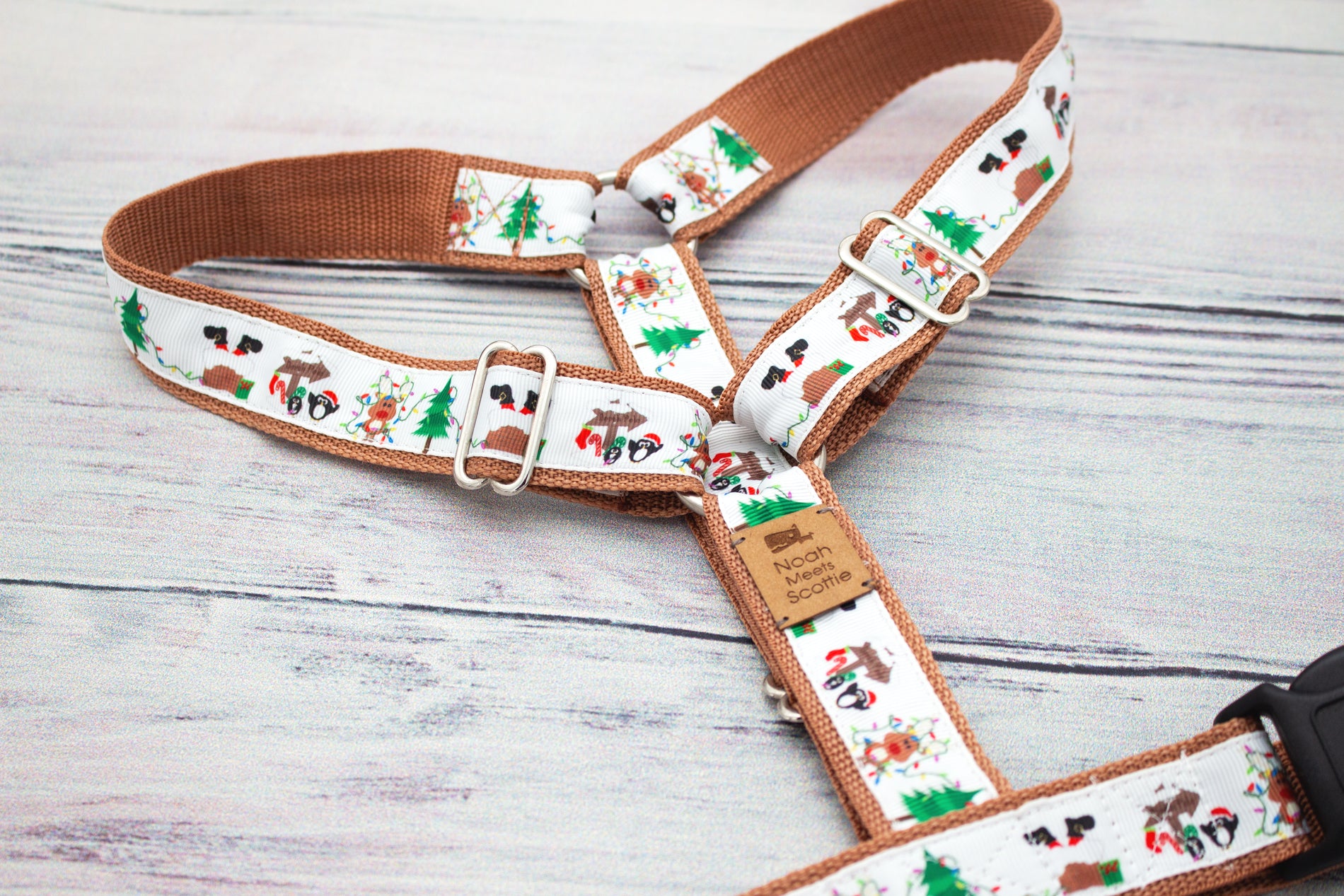 Hundegeschirr SANTA SQUAD mit weihnachtlichen Hundecharakteren und Tannenbäumen