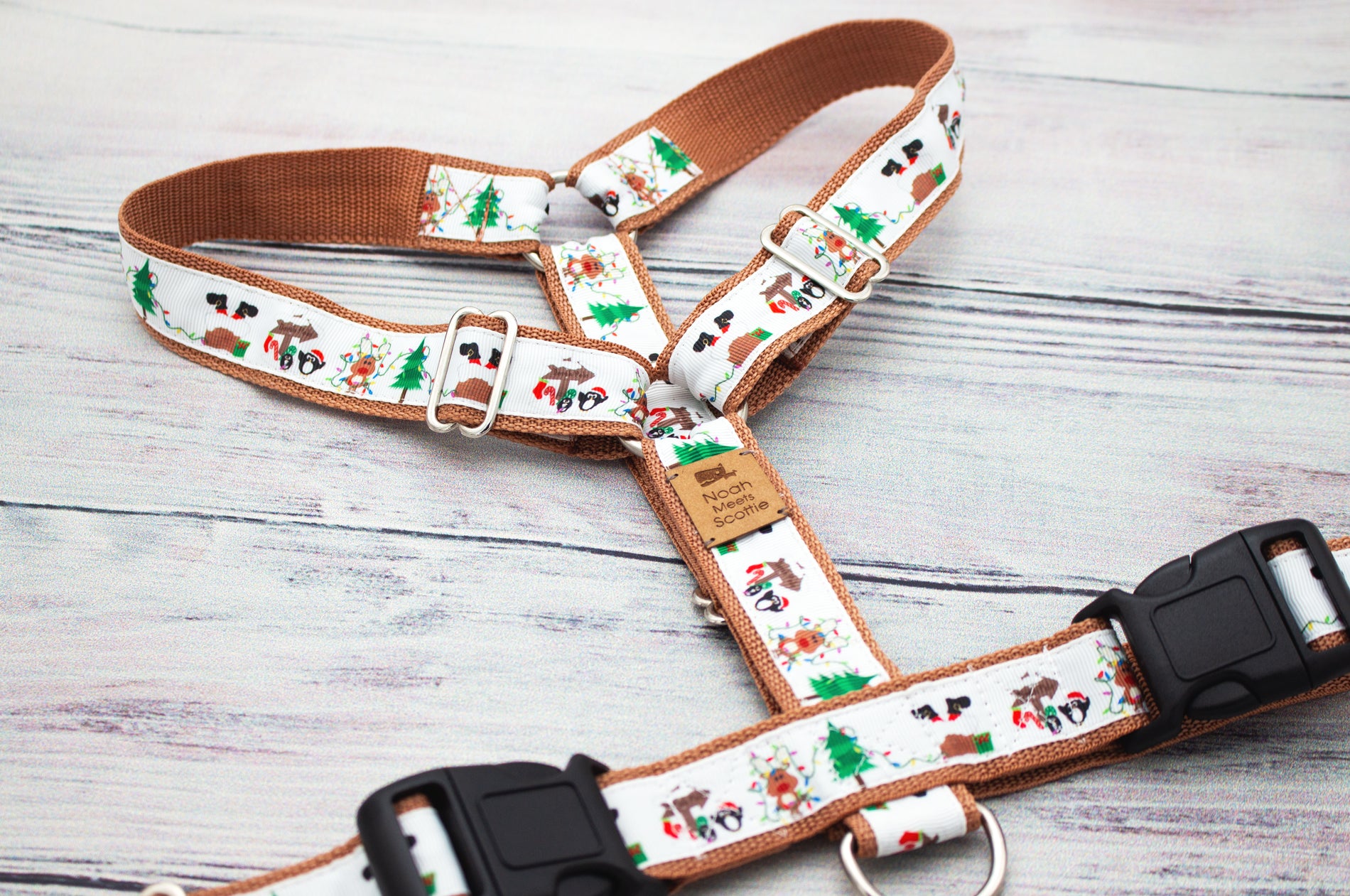 SANTA SQUAD Hundegeschirr, Winterwald-Motive mit Hunden, Tannen und Geschenken