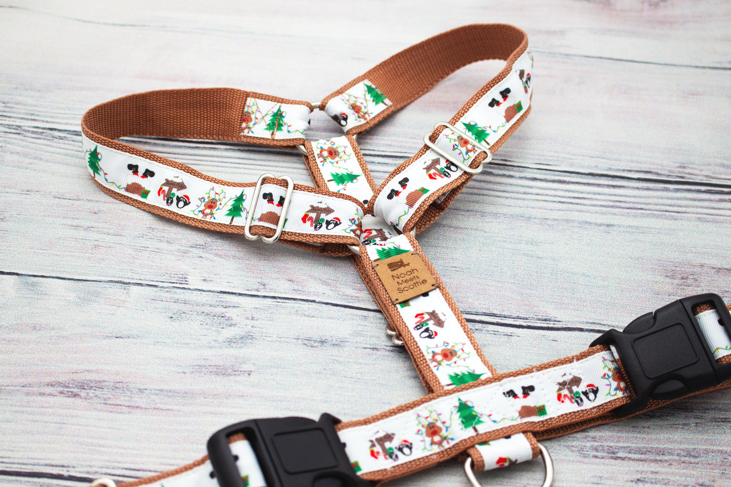 Winterliches Hundegeschirr SANTA SQUAD, fröhliche Hundemotive und Weihnachtsszene