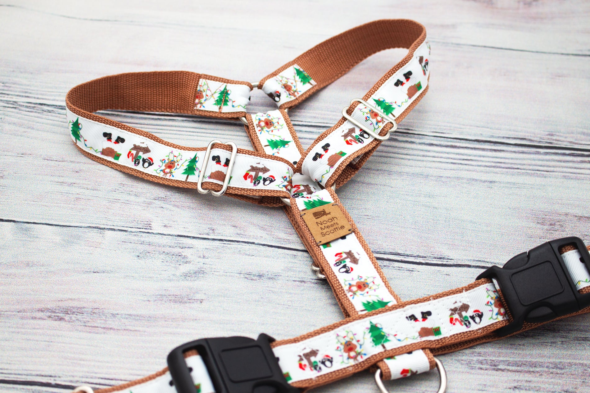 Winterliches Hundegeschirr SANTA SQUAD, fröhliche Hundemotive und Weihnachtsszene