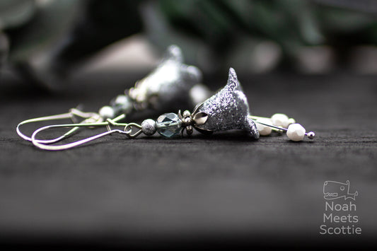 Blütenohrringe silber grau mit Glitzer Blüten und weißen Perlen, handbemalter eleganter Schmuck