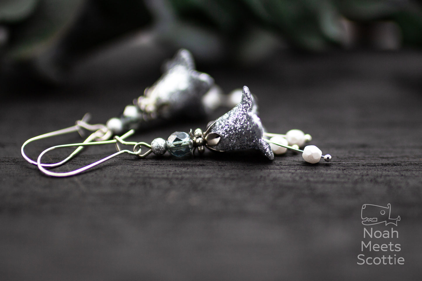 Blütenohrringe silber grau mit anthrazit Perlen und Glitzer Details, elegante Ohrringe mit Blumen Design