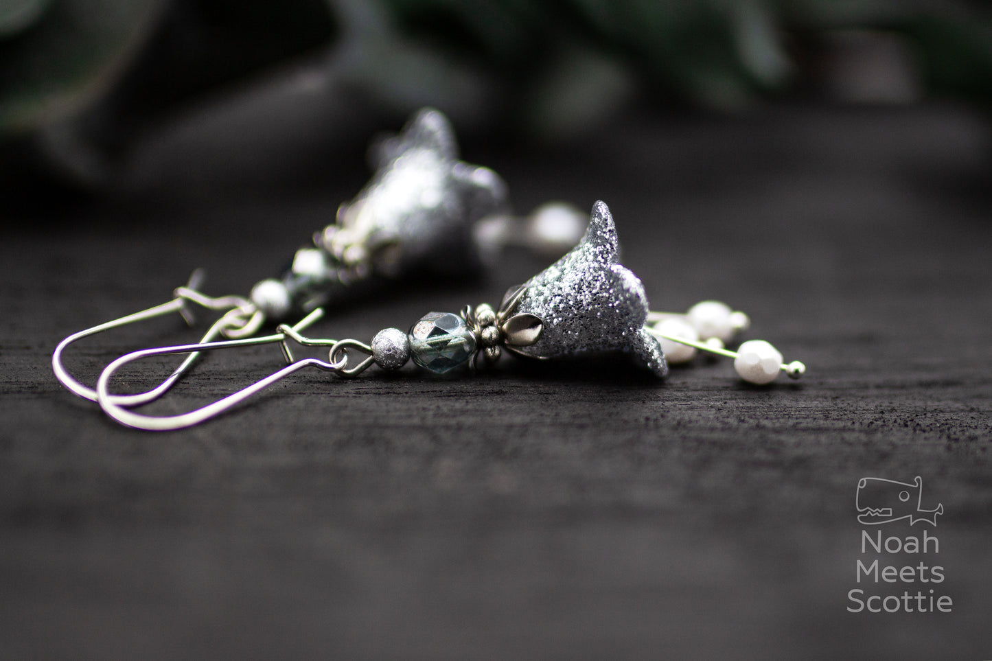 Blütenohrringe silber grau mit weißen und grauen Perlen, minimalistischer eleganter Schmuck