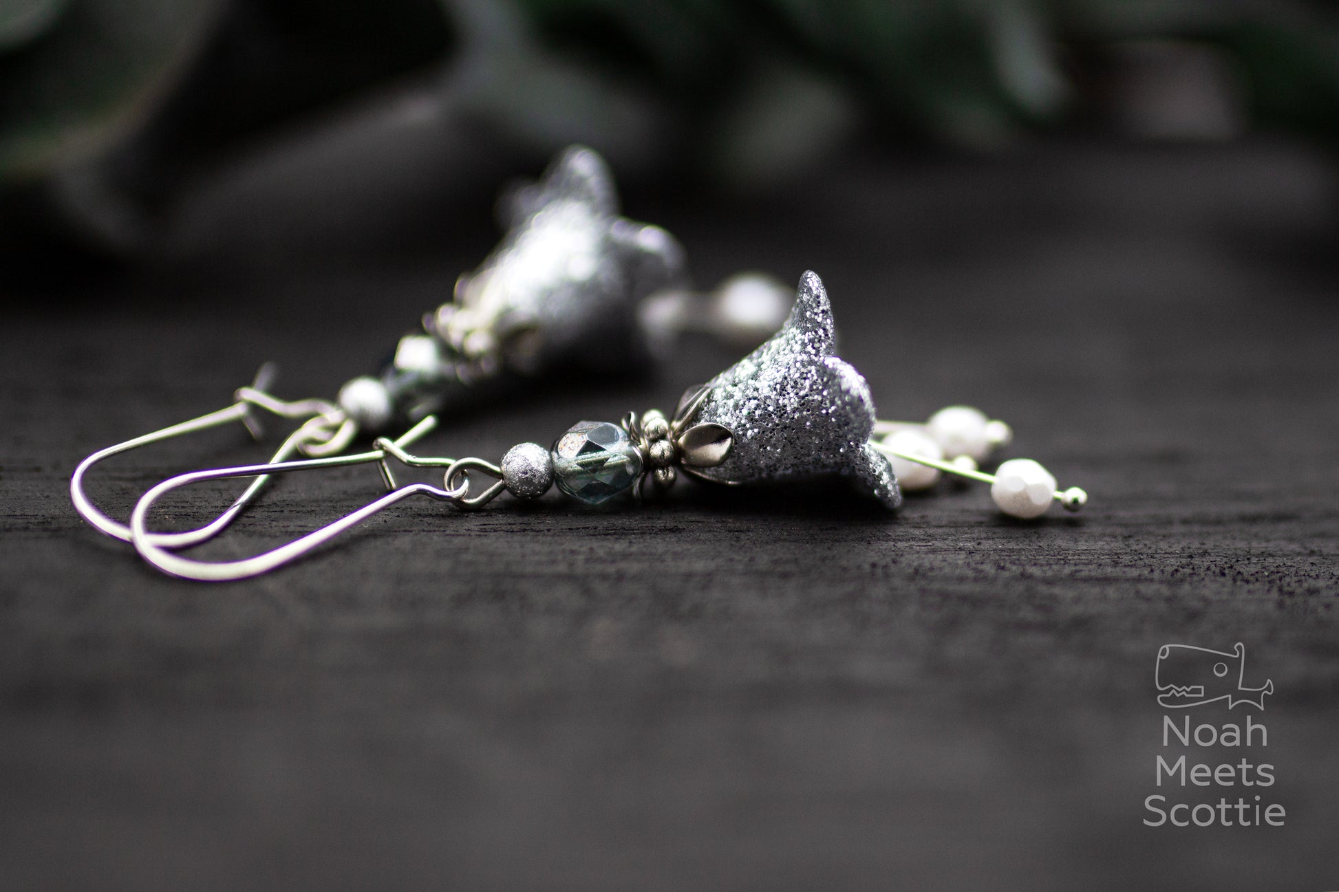 Blütenohrringe silber grau mit weißen und grauen Perlen, minimalistischer eleganter Schmuck