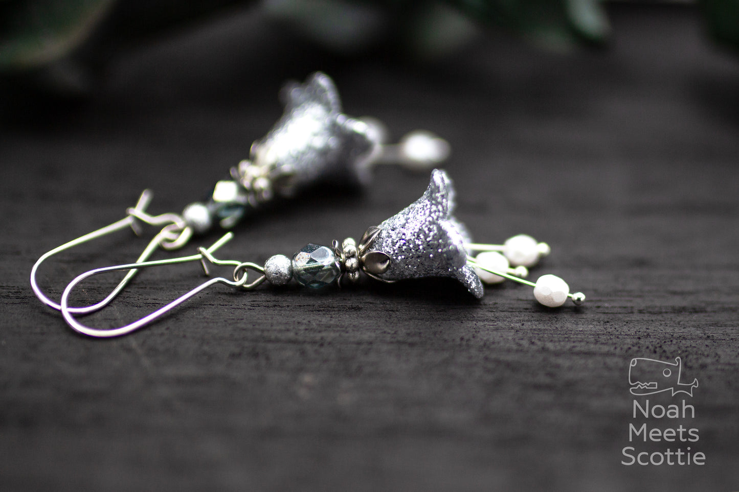 Blütenohrringe silber grau mit Blumenform und Perlen, handbemalter Schmuck mit modernem Look