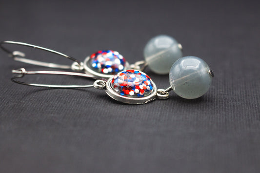 Silberfarbene Creolen mit Cabochon-Perlen in Rot, Blau und Silber sowie Glasperlen in Rauchgrau