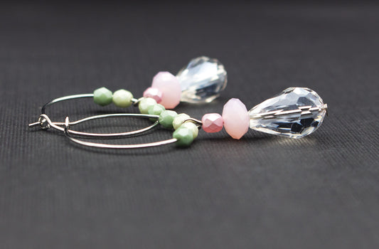 Silberfarbene Creolen mit transparentem Tropfen, rosa und lindgrünen Glasperlen