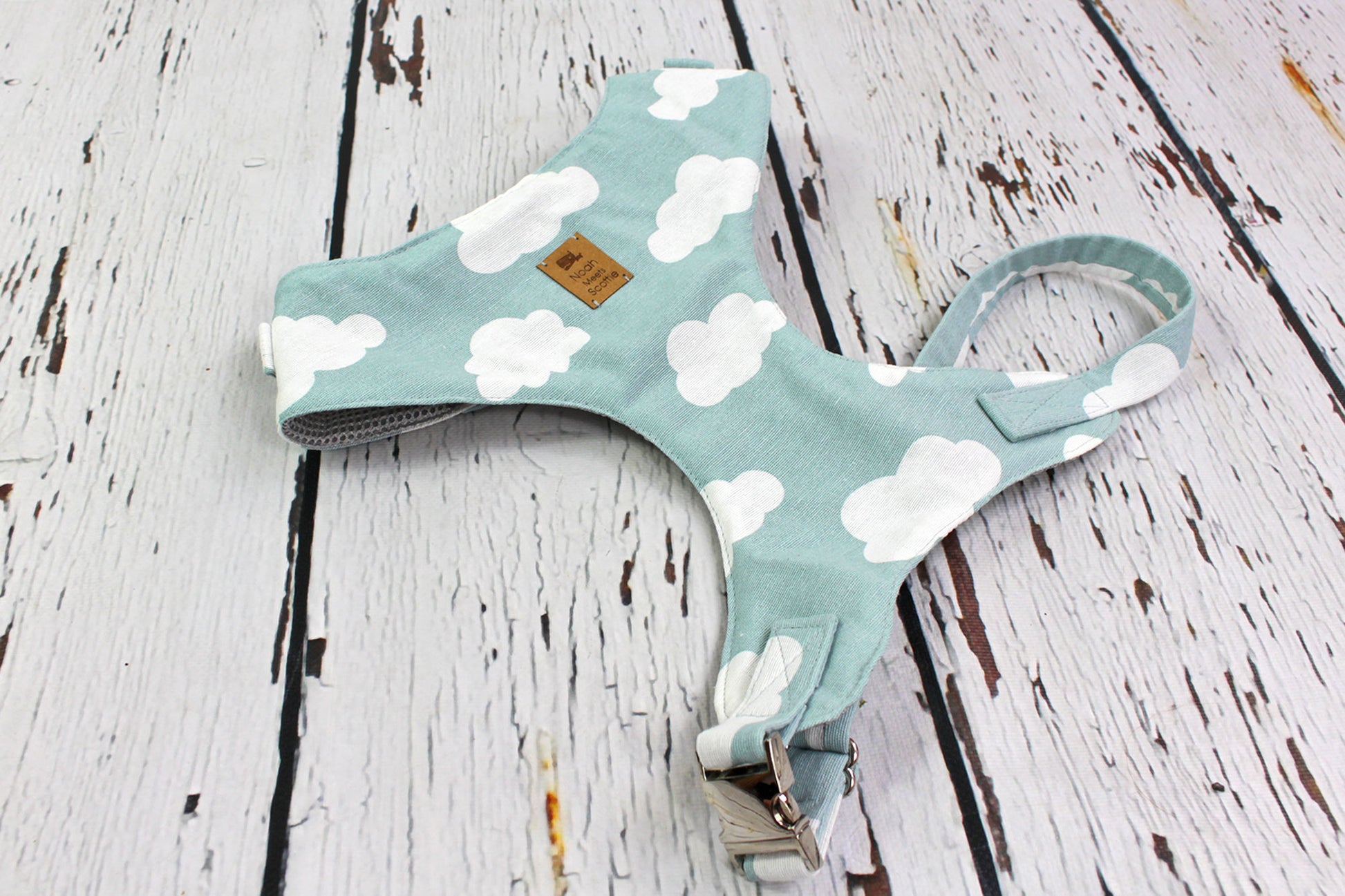 Seitenansicht Softgeschirr für Hunde Cloudy Sky in mint mit weißen Wolken
