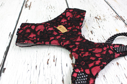 Softgeschirr für Hunde Ruby Lace in schwarz mit rotem Spitzenstoff, weich gefüttert