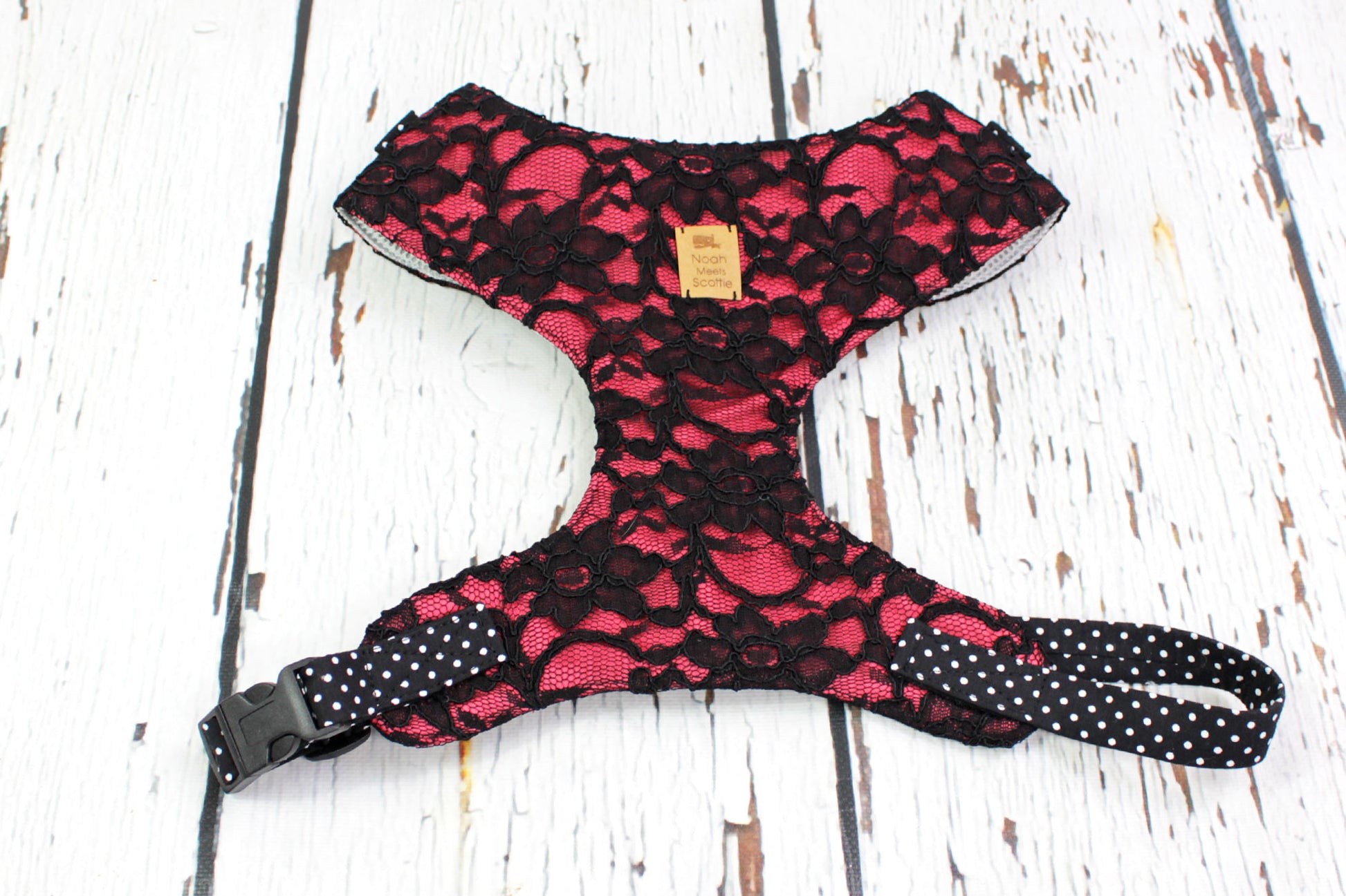 Seitenansicht Softgeschirr für Hunde Ruby Lace in schwarz mit rotem Spitzenstoff und Punkten