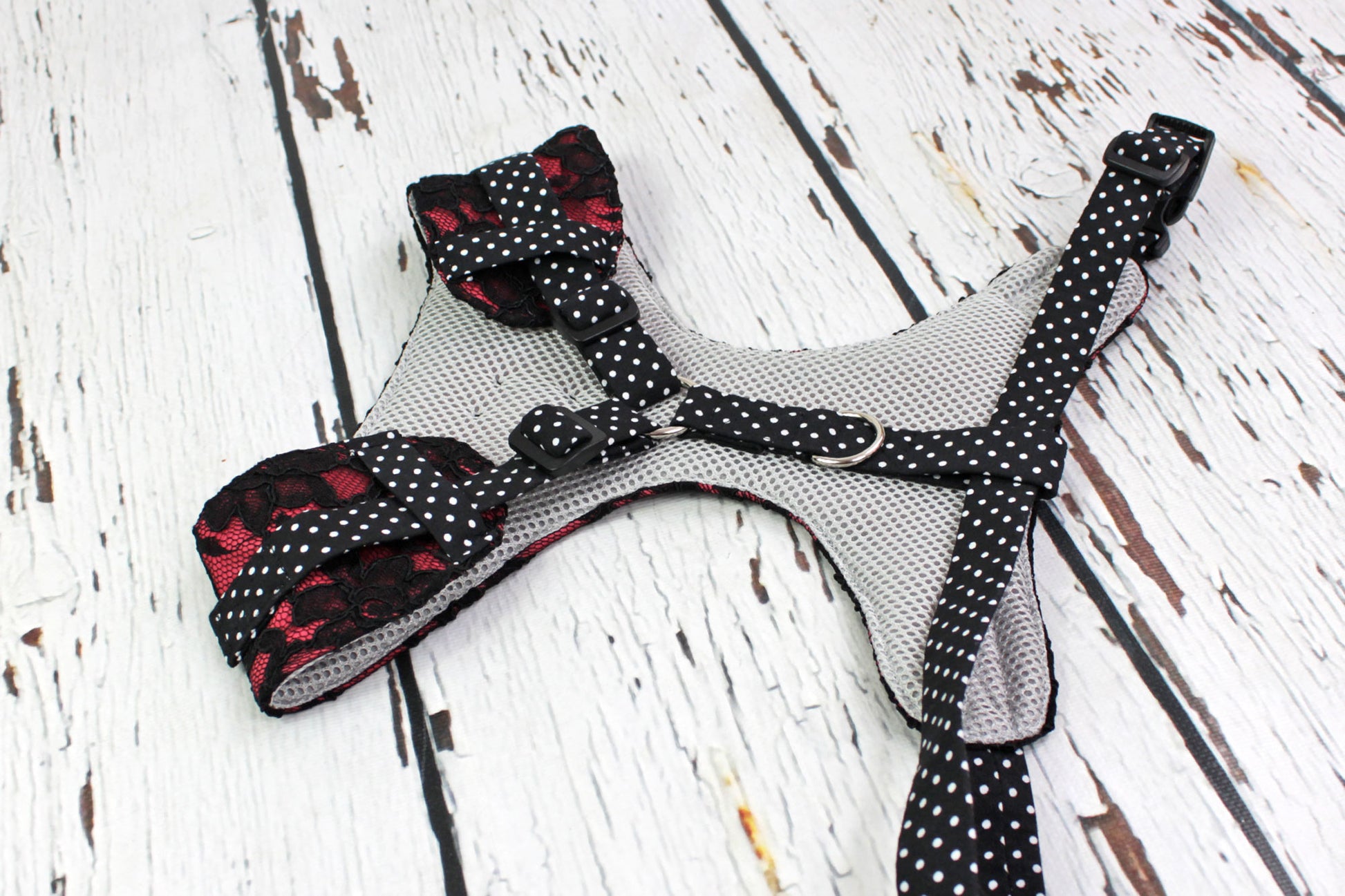 Detailaufnahme Softgeschirr für Hunde Ruby Lace mit rotem Spitzenstoff und gepunkteten Riemen