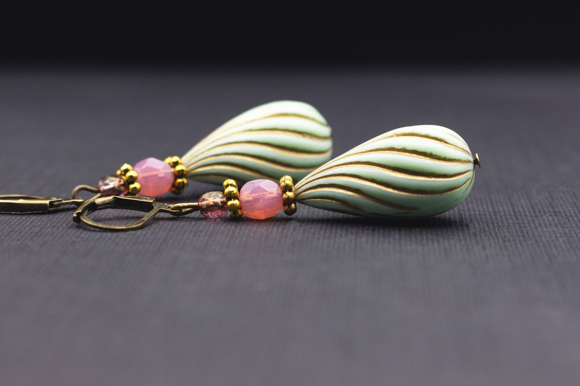 Tropfen Ohrringe in Mint und Rosa mit Perlen – eleganter Schmuck für Frauen