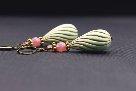 Tropfen Ohrringe in Mint und Rosa mit Perlen – eleganter Schmuck für Frauen