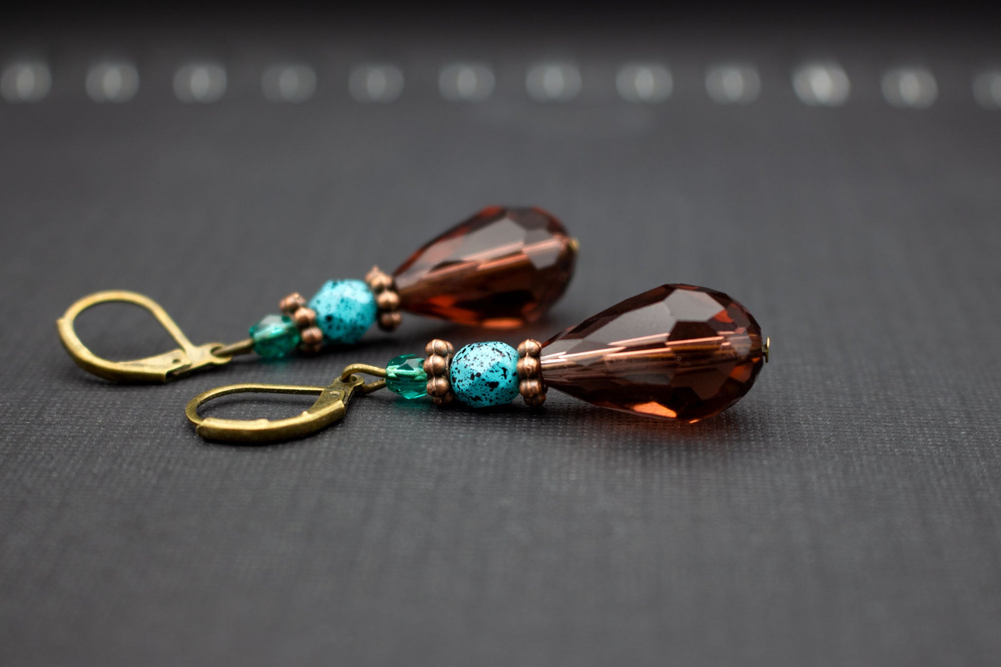 Tropfenohrringe Beerenfarben mit Türkis – eleganter Schmuck mit Glasperlen