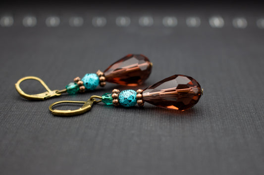 Tropfenohrringe Beerenfarben mit Türkis – eleganter Schmuck mit Glasperlen