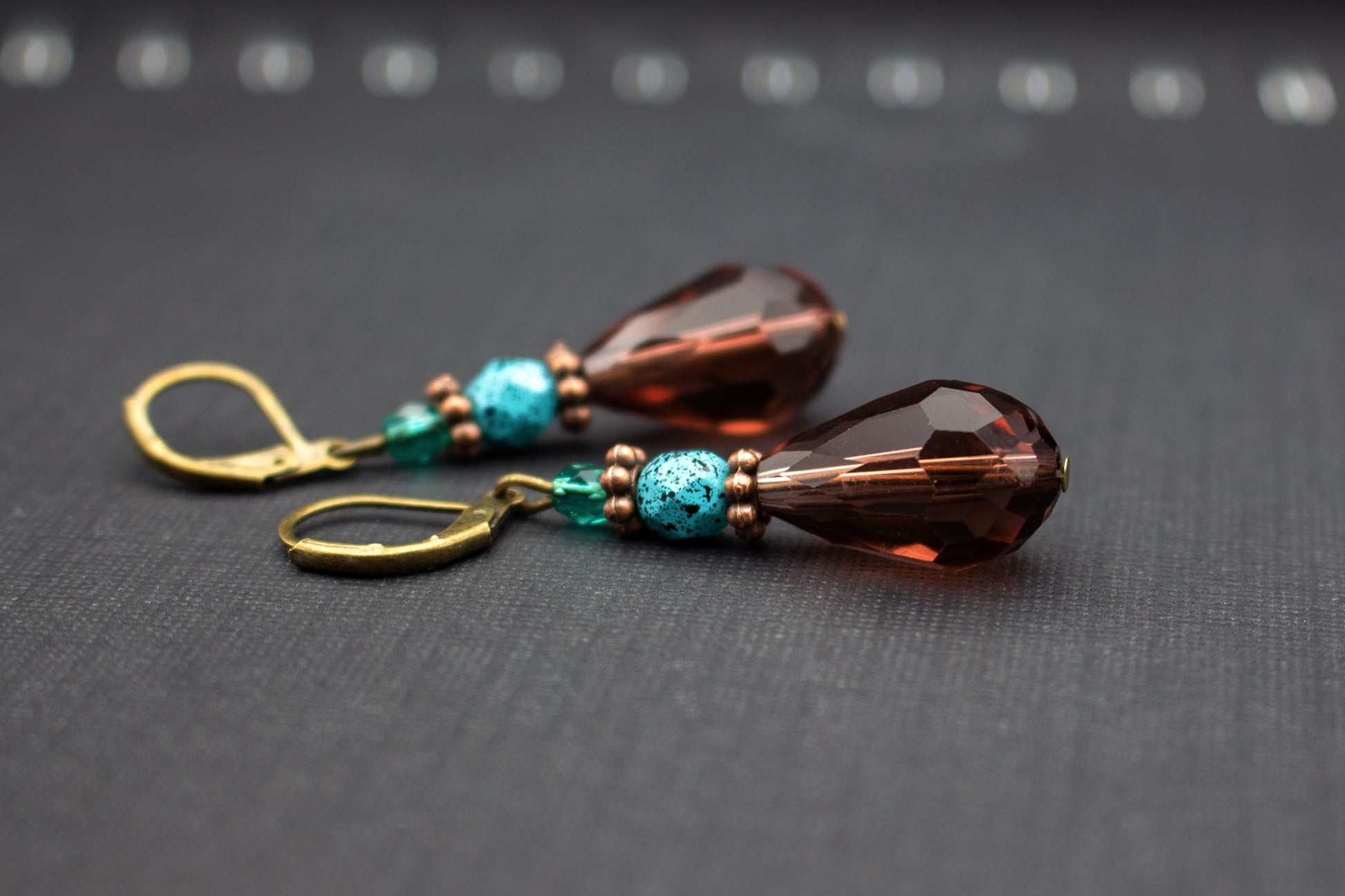 Handgefertigte Ohrringe mit Tropfen in Beere und Türkis – moderner Schmuck