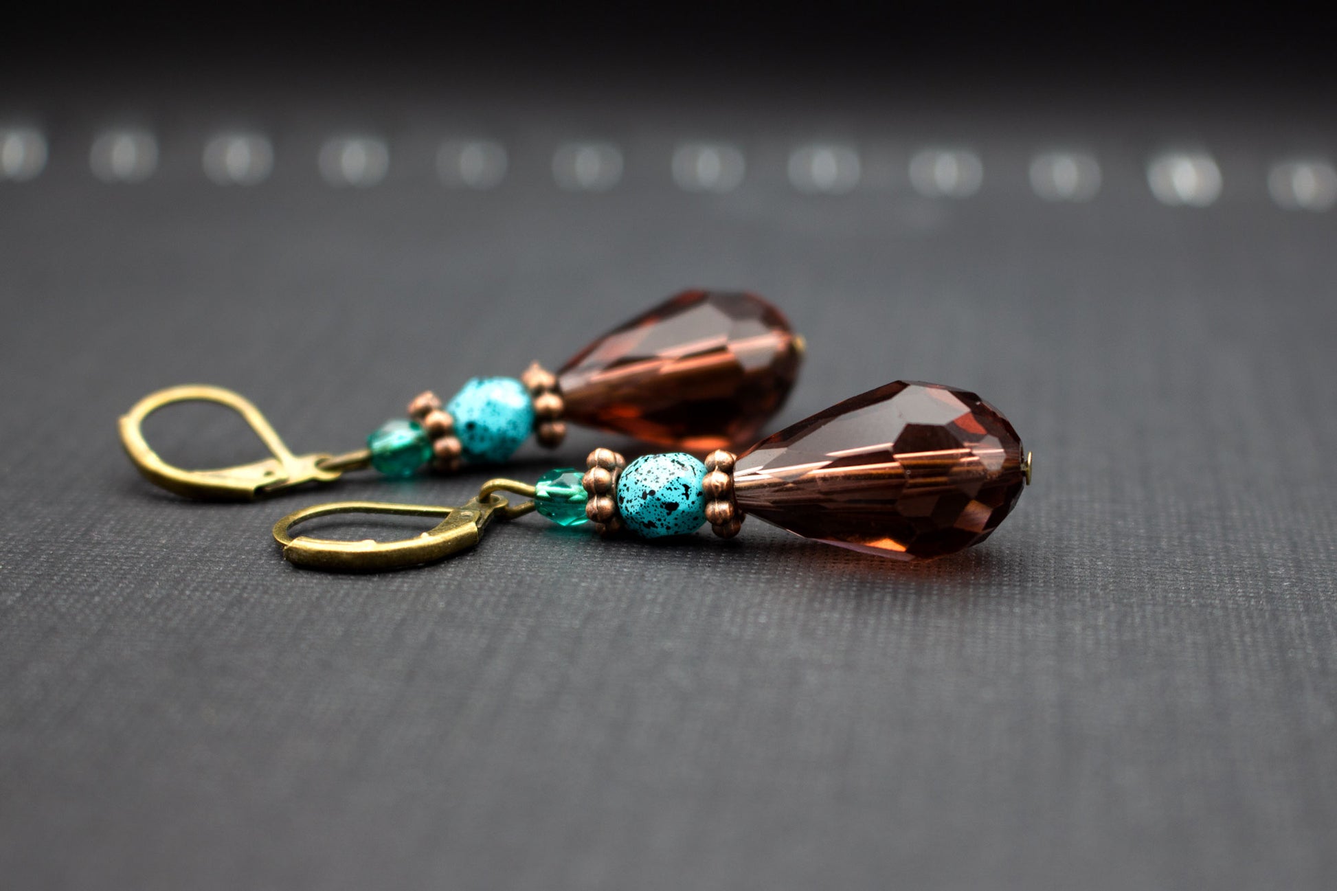 Ausdrucksstarke Tropfenohrringe Beere Türkis – Schmuck für Alltag und Feste