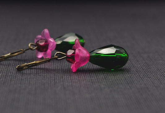 Tropfenohrringe Dunkelgrün Pink mit Blüte – romantischer Glasperlen Schmuck
