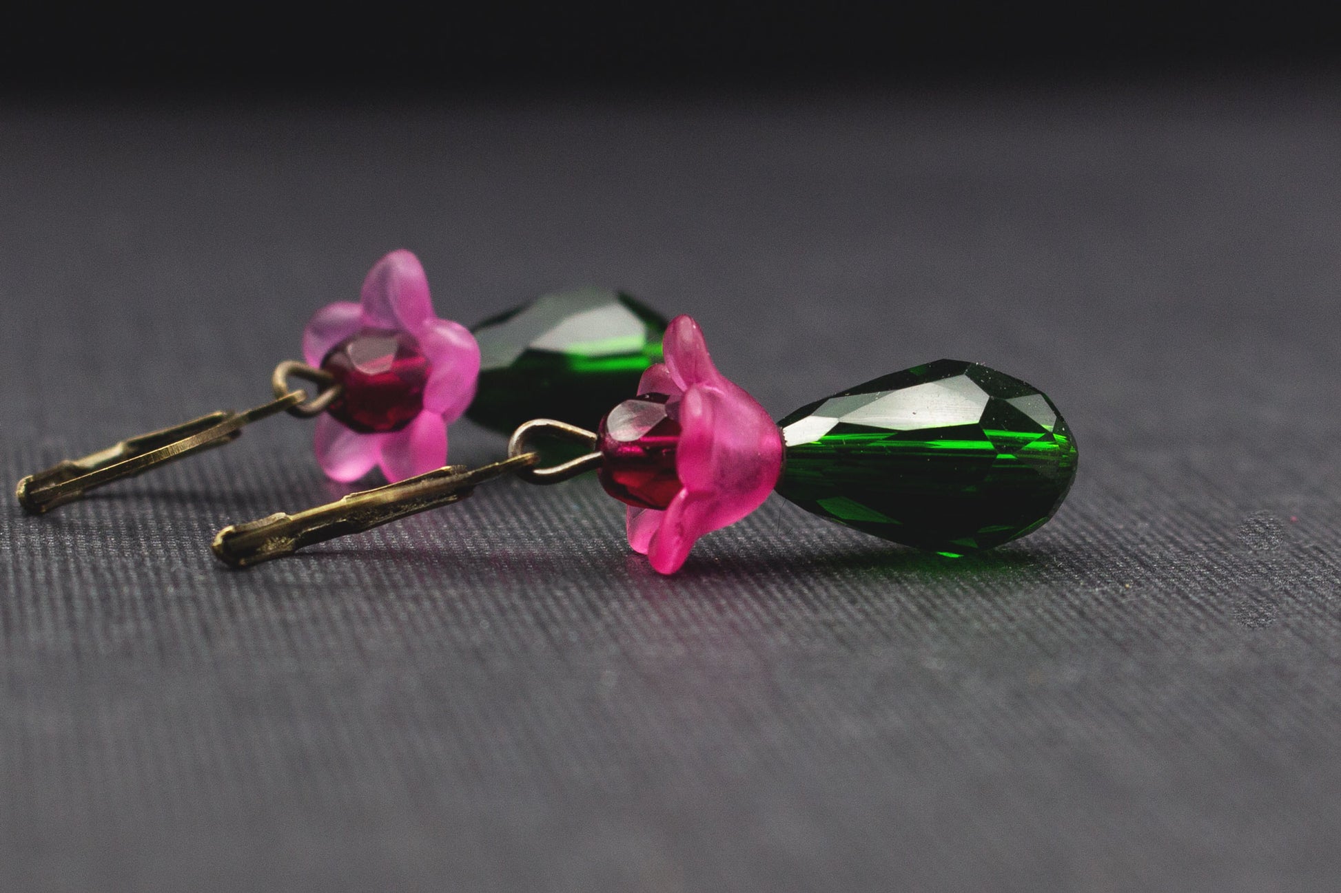 Ohrringe Tropfen Dunkelgrün Pink Glasperlen – verspielter Schmuck für Frauen