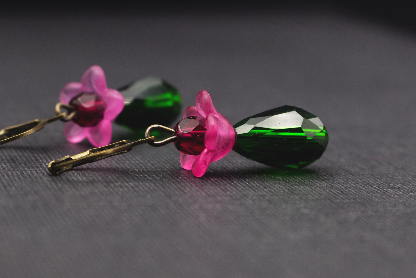 Tropfenohrringe Dunkelgrün Pink mit Blütenperle – farbenfrohes Accessoire modern