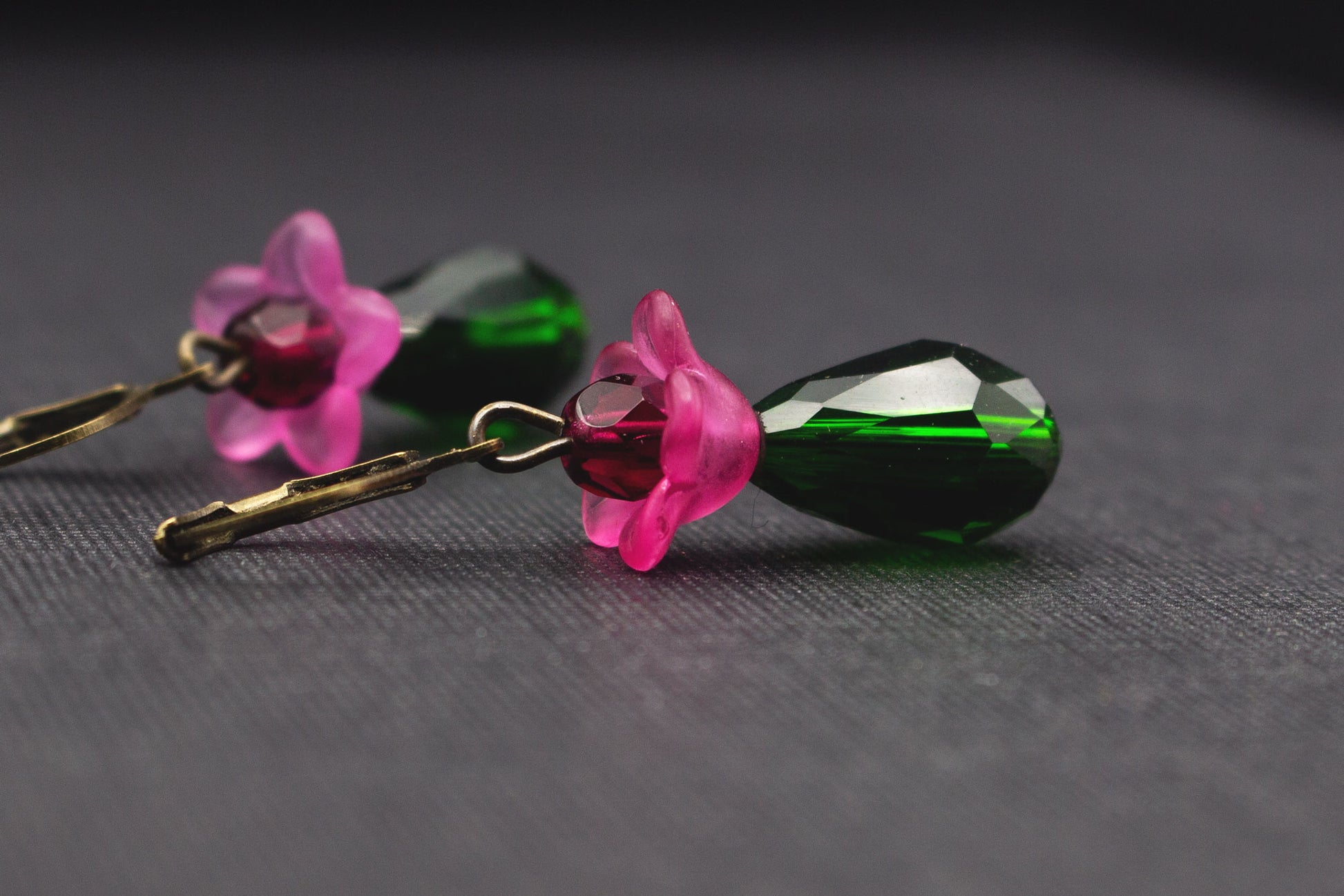Tropfenohrringe Dunkelgrün Pink mit Blütenperle – farbenfrohes Accessoire modern