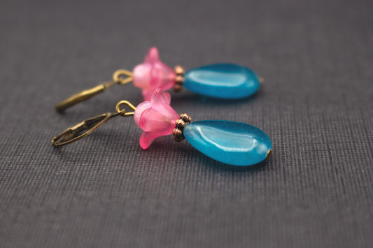 Tropfenohrringe Dunkeltürkis Rosa mit Blüte – Glasperlen Schmuck romantisch elegant