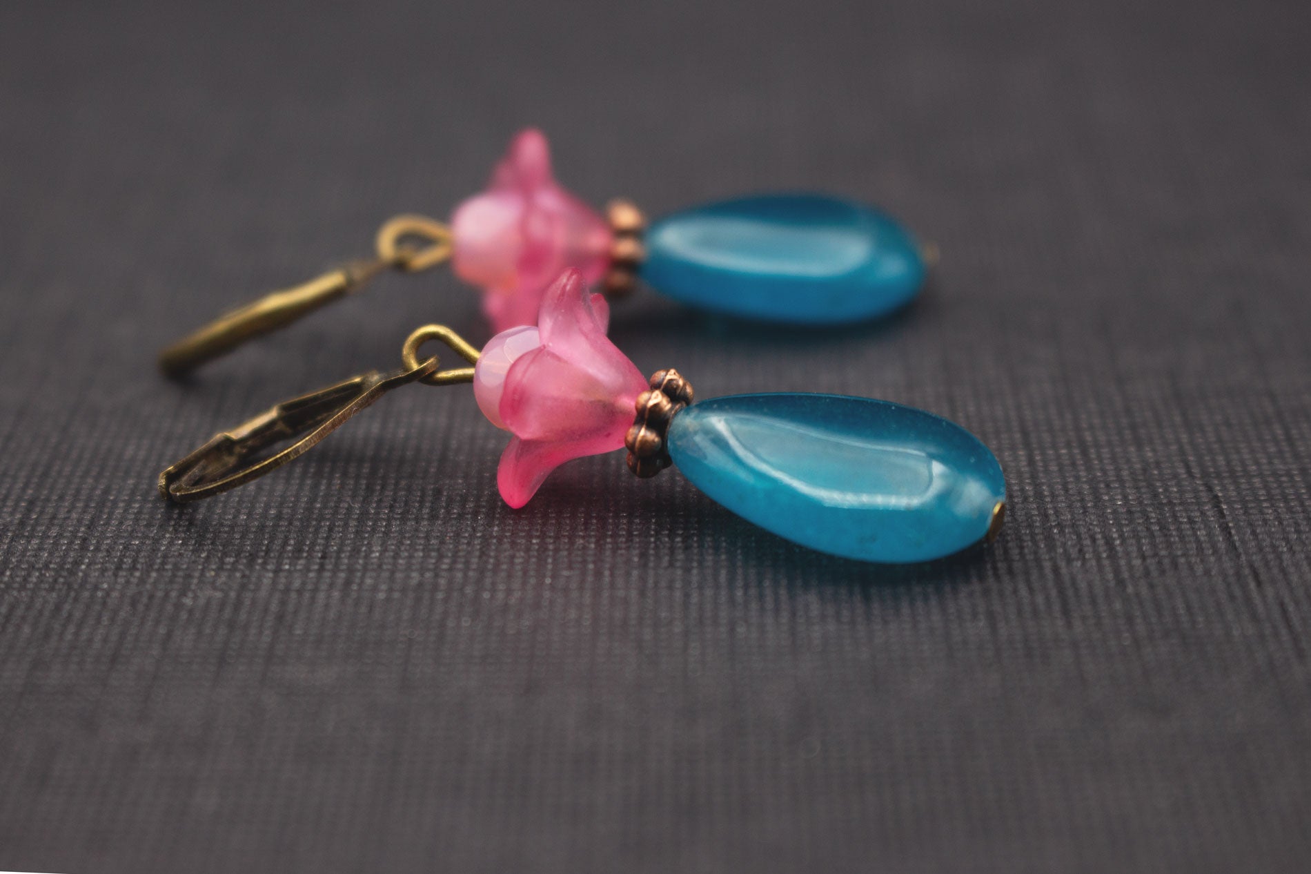 Tropfenohrringe Dunkeltürkis Rosa Blüte – romantischer Schmuck als Geschenkidee