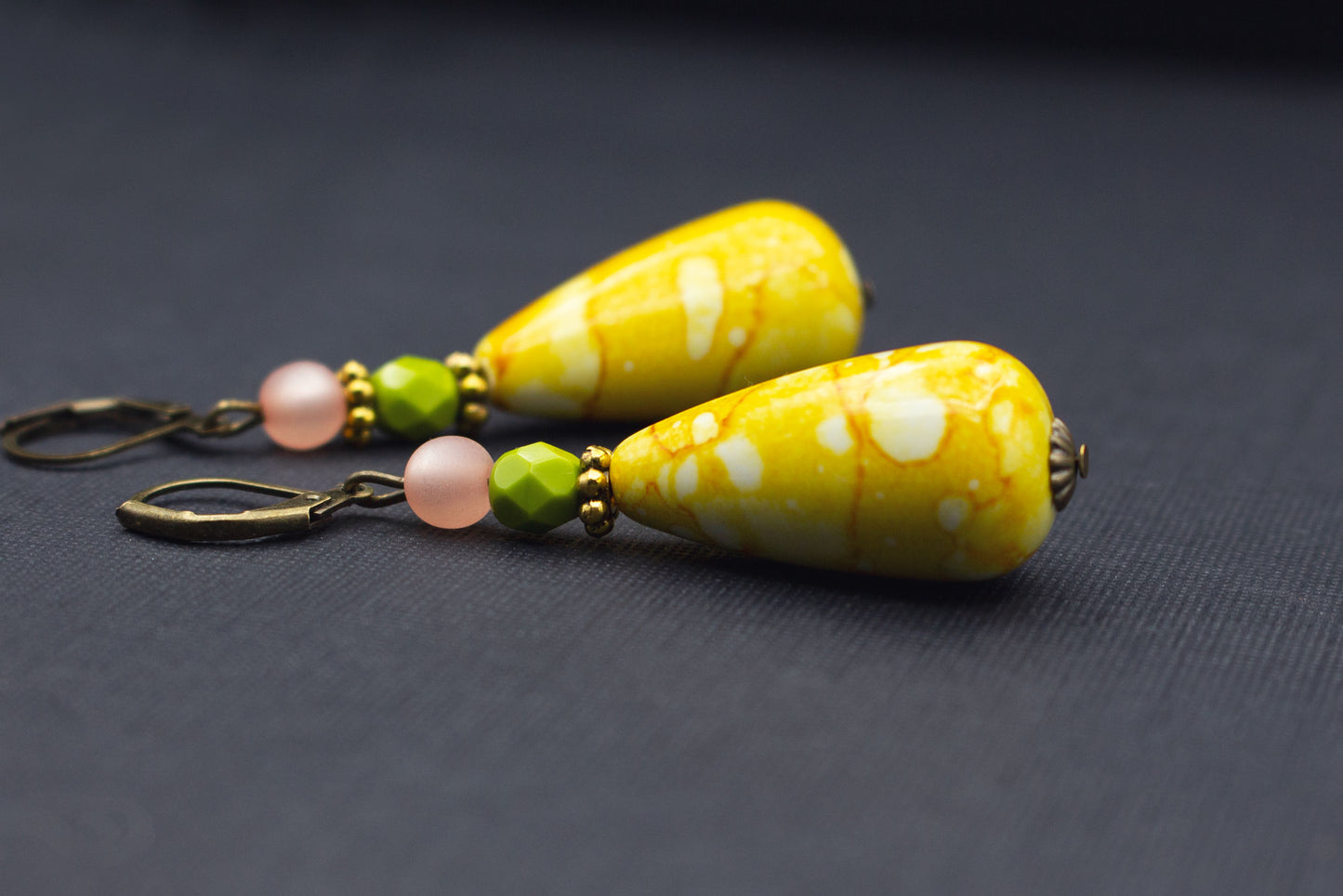 Tropfenohrringe Gelb Olivgrün Altrosa mit Glasperlen – Statement Schmuck modern
