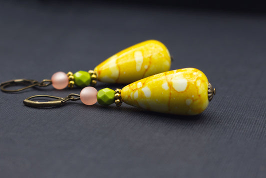 Tropfenohrringe Gelb Olivgrün Altrosa mit Glasperlen – Statement Schmuck modern