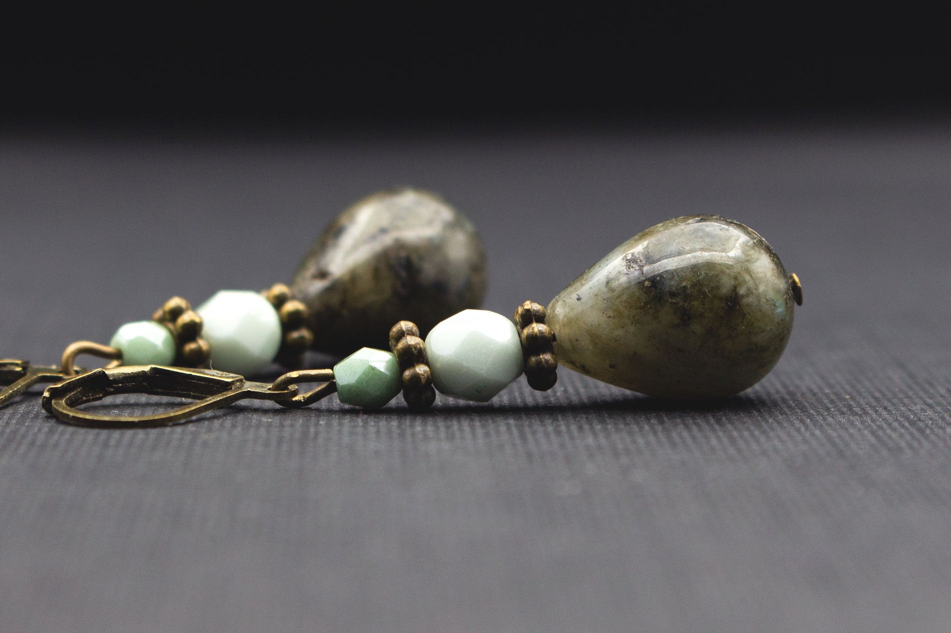 Tropfenohrringe Grau mit Glasperlen im Stein-Design – eleganter Schmuck mit grünen Details