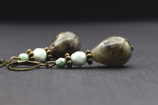 Tropfenohrringe Grau mit Glasperlen im Stein-Design – eleganter Schmuck mit grünen Details