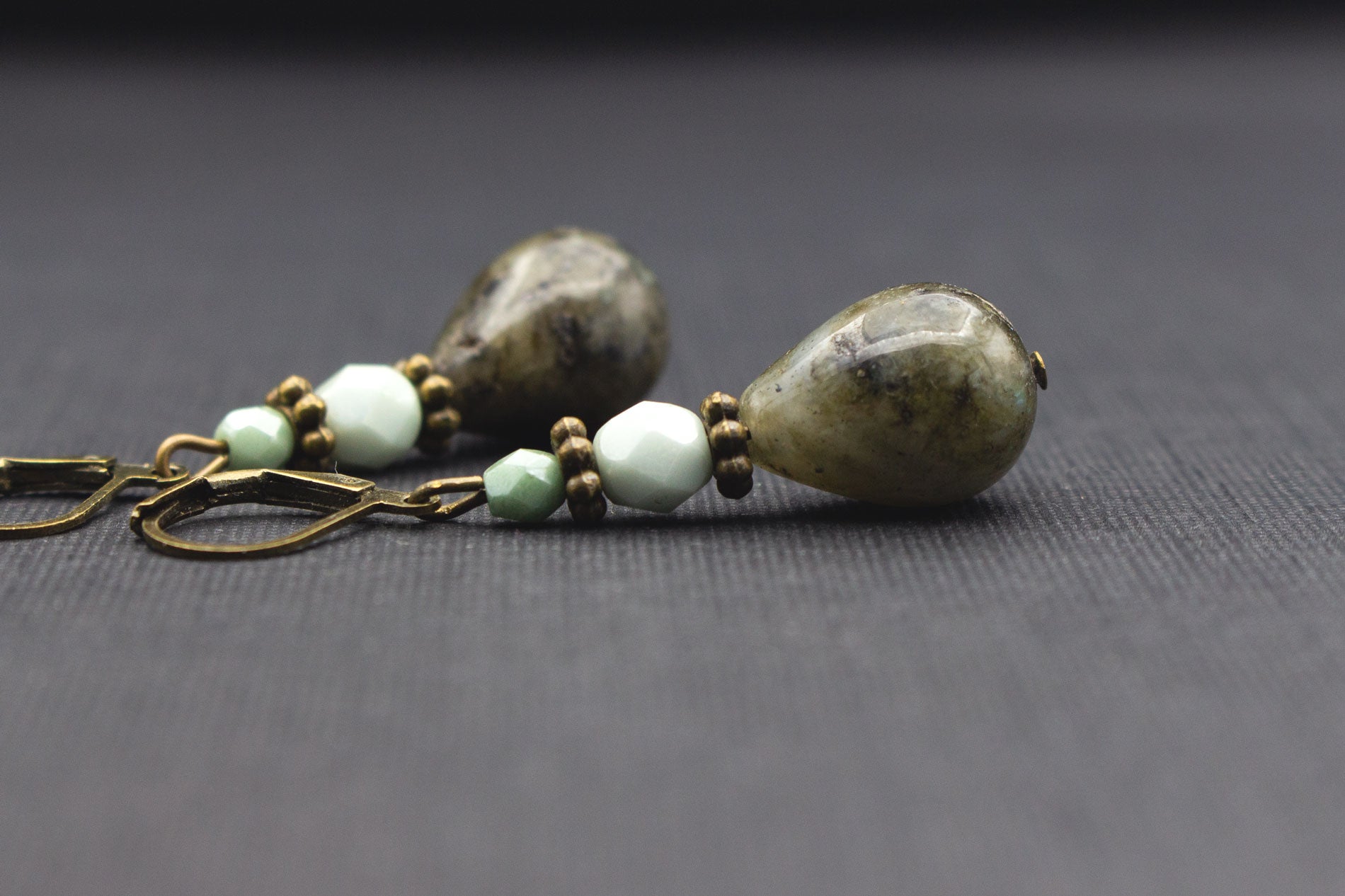 Graue Tropfenohrringe mit Glasperlen in Steinoptik und Grüntönen – stilvoller Schmuck