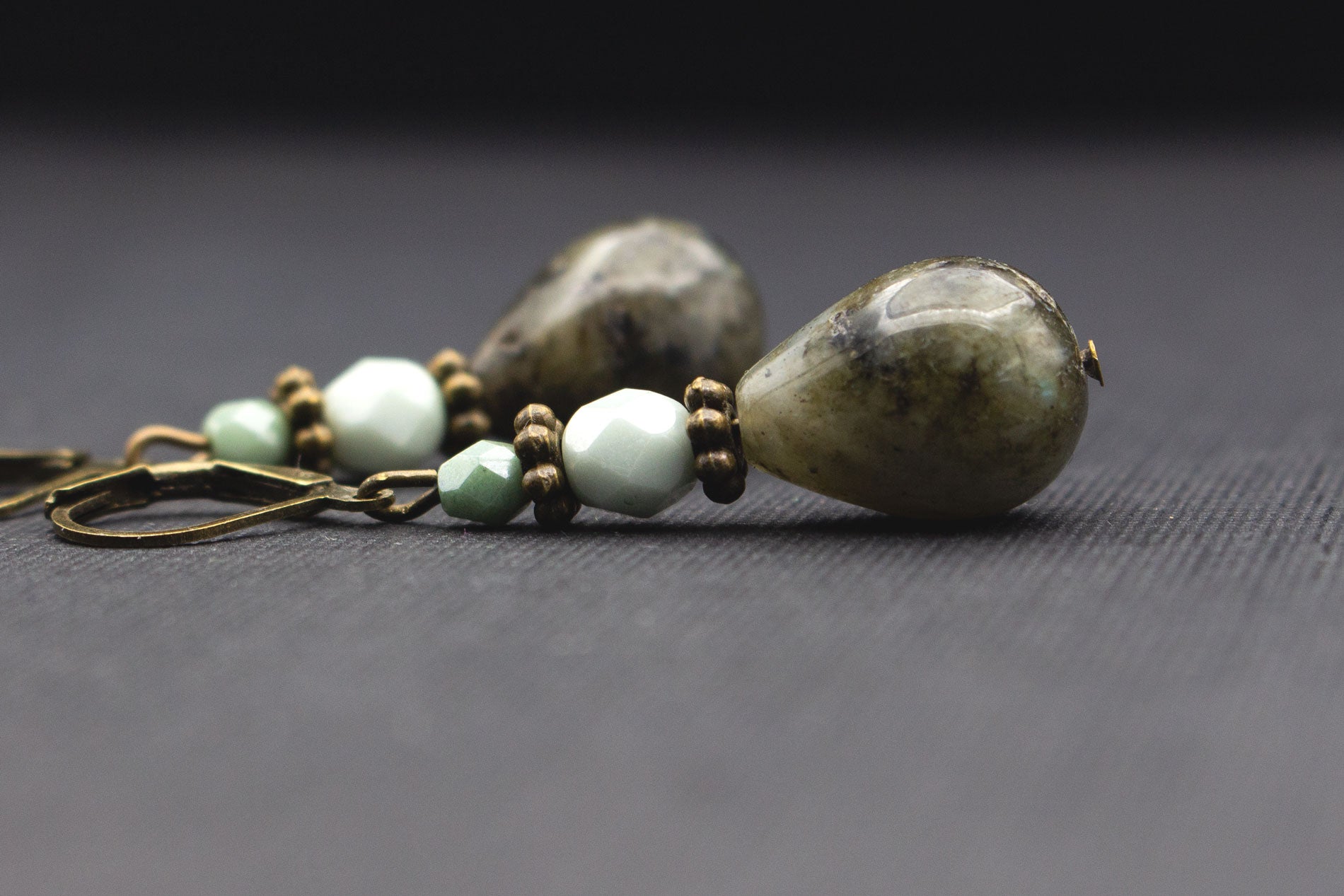Tropfenohrringe Grau Grün mit Glasperlen – moderner eleganter Schmuck für Frauen
