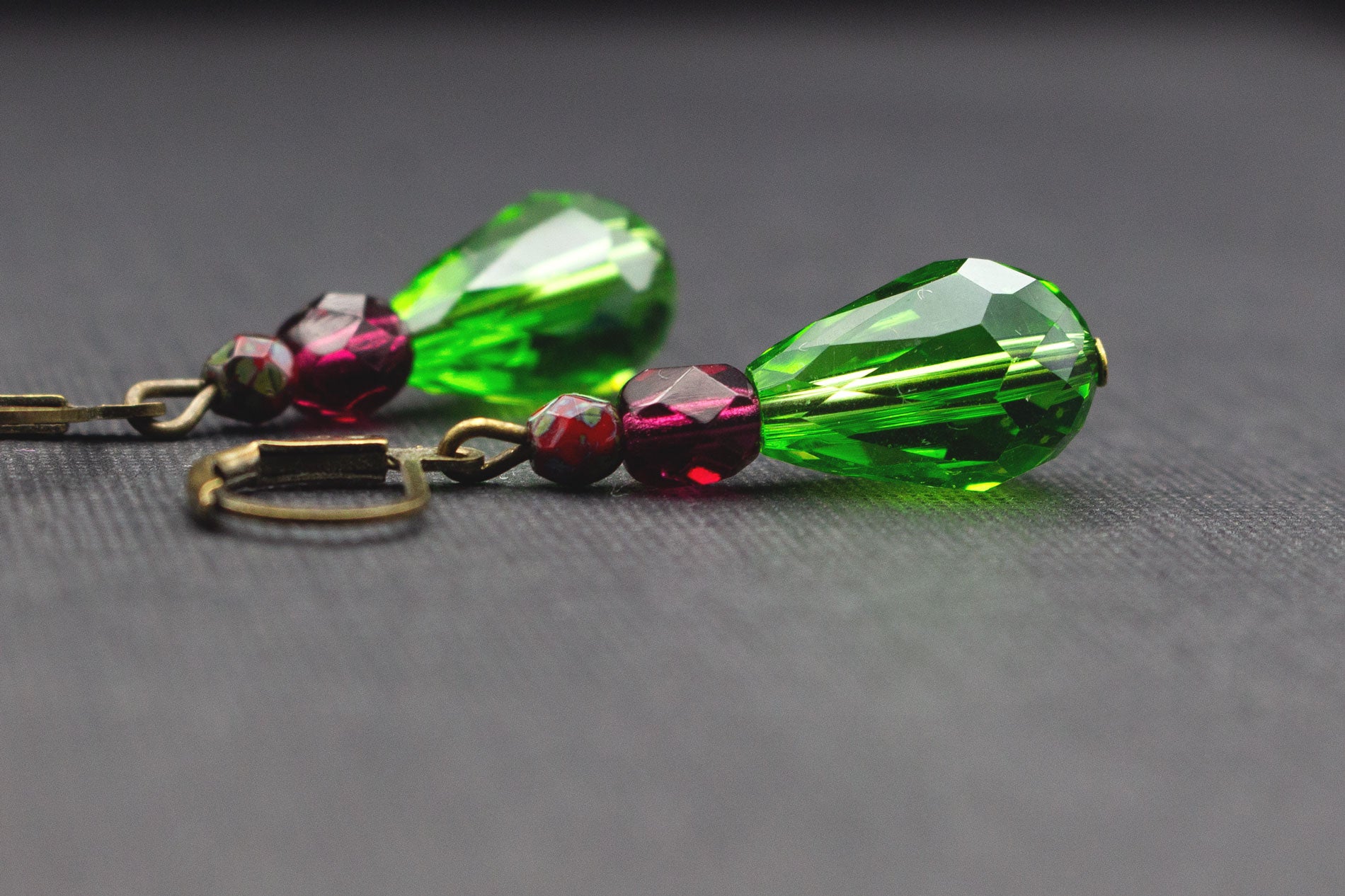 Tropfenohrringe in Grün, Fuchsia und Rot mit Glasperlen – eleganter Ohrschmuck für Damen
