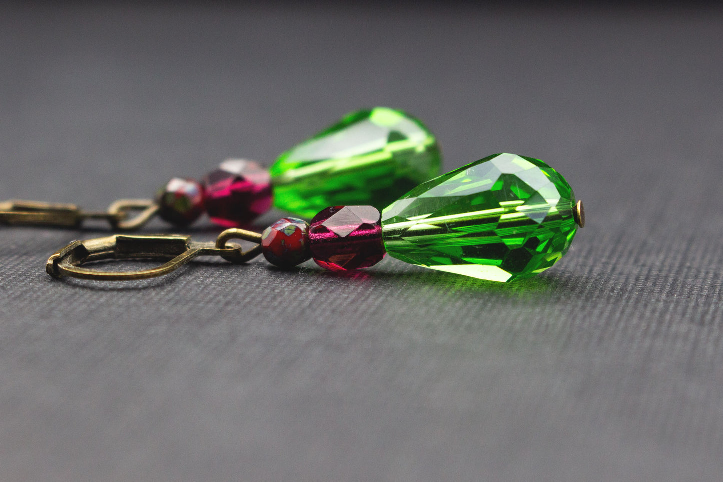 Elegante Tropfenohrringe mit grünen Tropfenperlen und fuchsiafarbenen Glasperlen