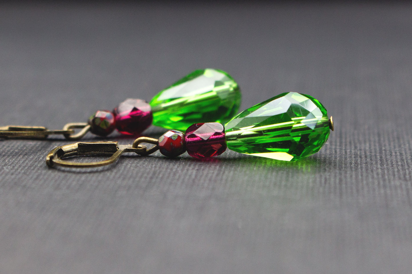 Leuchtende Tropfenohrringe in Grün, Fuchsia und Rot – festlicher Schmuck