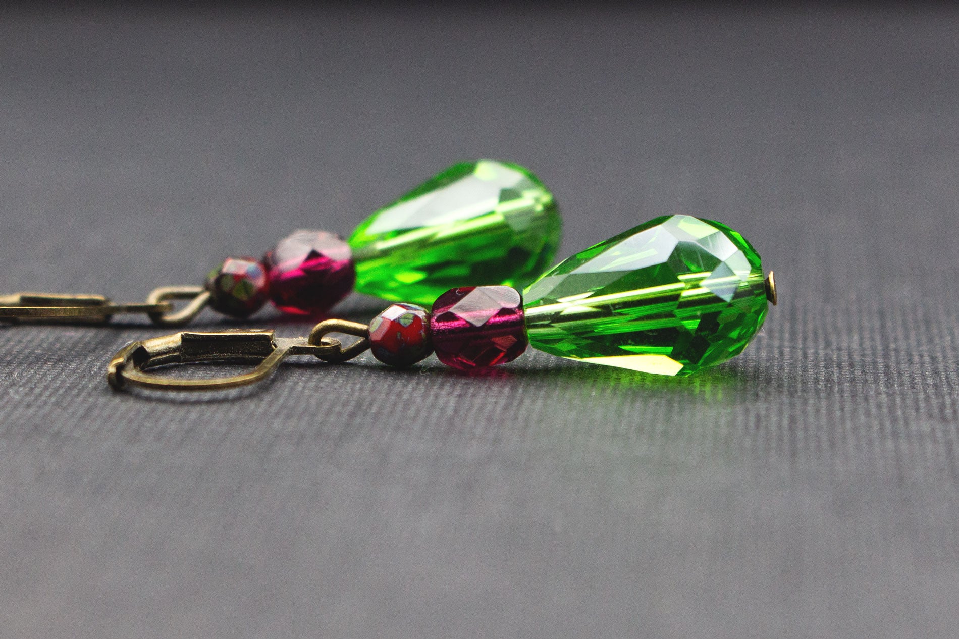 Leuchtende Tropfenohrringe in Grün, Fuchsia und Rot – festlicher Schmuck