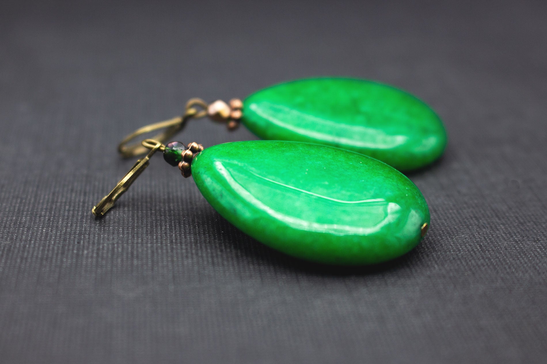 Ohrringe Tropfenform Grün Glasperlen Bronze – moderner eleganter Schmuck
