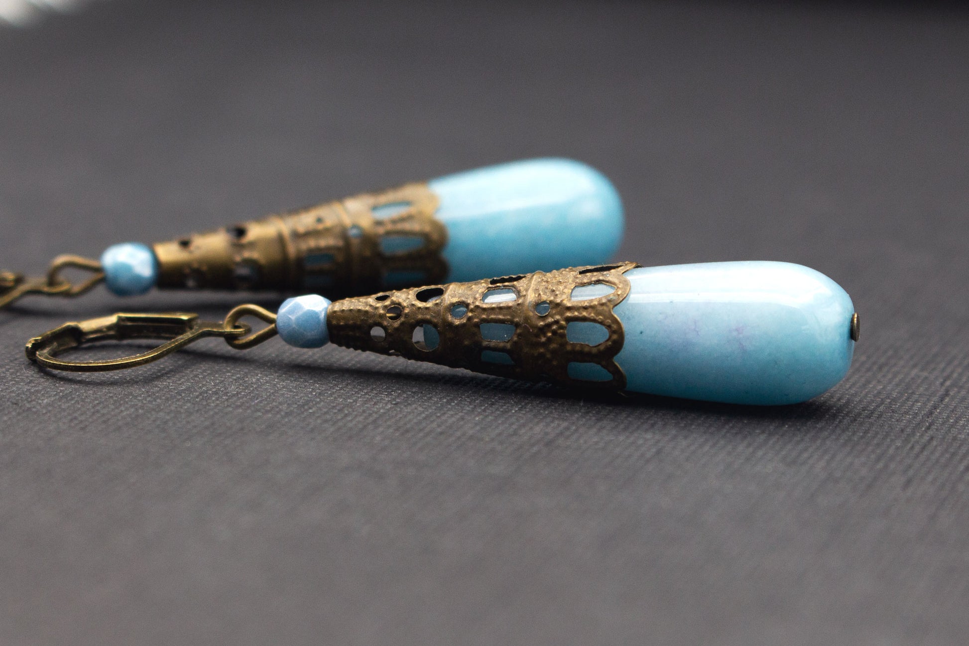 Tropfenohrringe Hellblau mit Bronze – eleganter Vintage Schmuck für Frauen