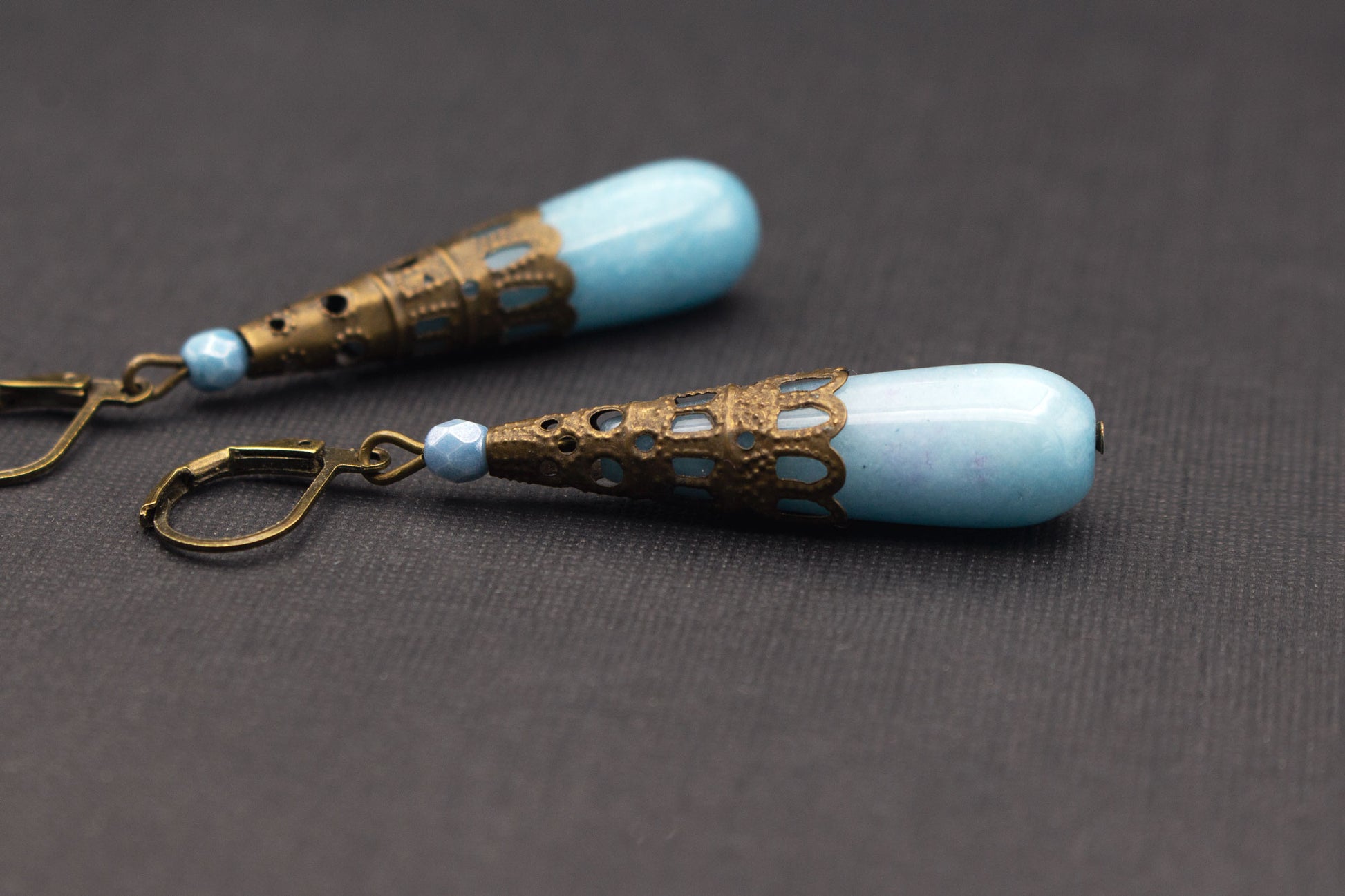 Ohrringe Tropfen Hellblau Bronze – stilvoller Schmuck mit antikem Detail