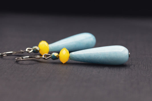 Tropfenohrringe Hellblau Gelb mit Glasperlen – sommerlicher Schmuck modern