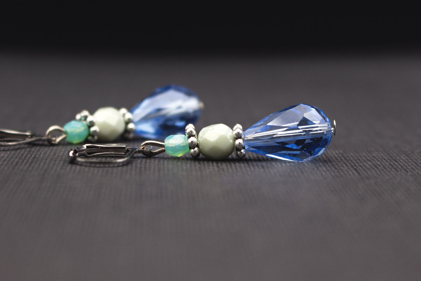Tropfenohrringe Hellblau und Mint mit funkelnden Glasperlen – eleganter Schmuck