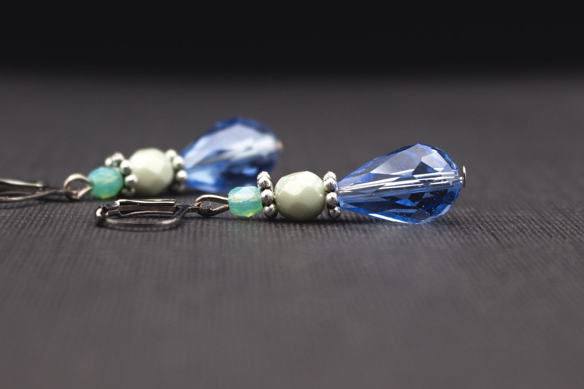 Tropfenohrringe Hellblau und Mint mit funkelnden Glasperlen – eleganter Schmuck
