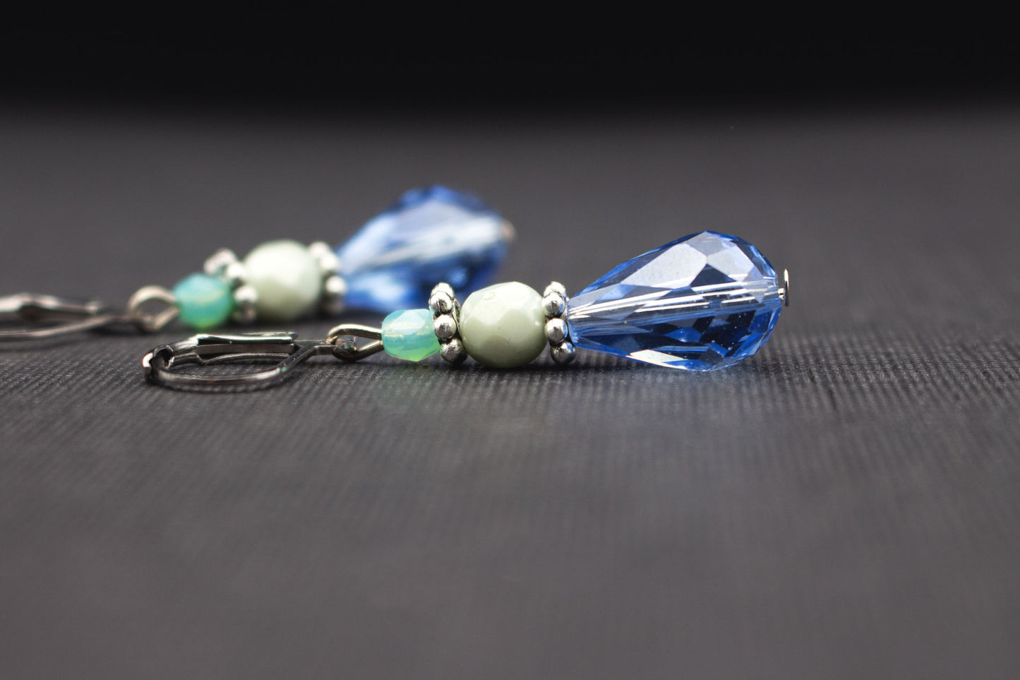 Zarte Tropfenohrringe mit Glasperlen in Hellblau und Mint – romantischer Ohrschmuck