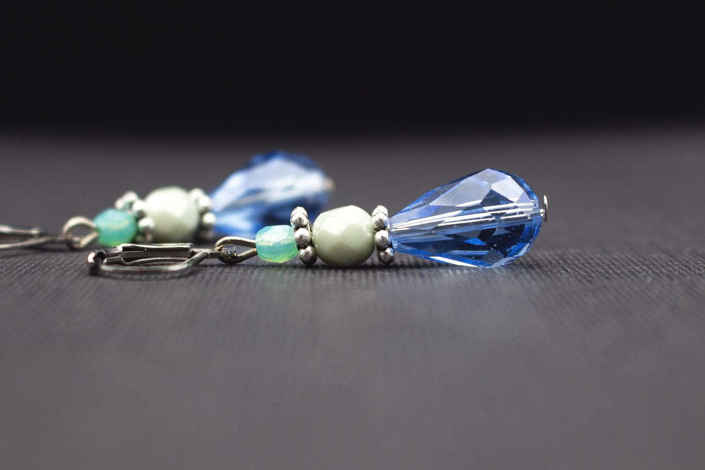 Elegante Ohrhänger in Hellblau und Mint mit Glasperlen – moderner Sommerschmuck