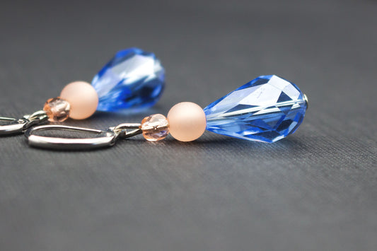 Tropfenohrringe in Hellblau, Rosa und Lachs mit Glasperlen – romantischer Ohrschmuck